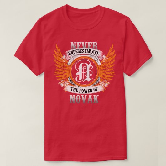 ノバクの名前のシャツは~の力を決して過小評価しない Tシャツ (デザイン正面)