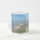 ノブスカポイントでの霧の朝 – Cape Cod MA フロストグラスマグカップ (正面左)