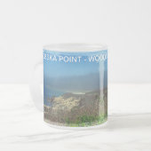 ノブスカポイントでの霧の朝 – Cape Cod MA フロストグラスマグカップ (正面左)