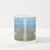 ノブスカポイントでの霧の朝 – Cape Cod MA フロストグラスマグカップ (中央)