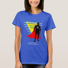 ノベルティおもしろいのTシャツを着た男 Tシャツ