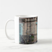 ノラのフレンチクォーターのバルコニーのマグ コーヒーマグカップ (左)