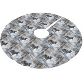 ノルウェーのエルクハウンドがそれを雪のクリスマスに許す ブラッシュドポリエステルツリースカート (アングル)