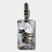 ノルウェーのエルクハウンドがそれを雪のクリスマスに許す ラゲッジタグ (正面縦)