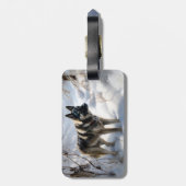 ノルウェーのエルクハウンドがそれを雪のクリスマスに許す ラゲッジタグ (裏面縦)