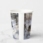 ノルウェーのエルクハウンドがそれを雪のクリスマスに許す 紙コップ (左)