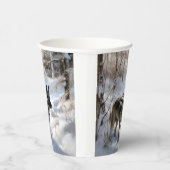 ノルウェーのエルクハウンドがそれを雪のクリスマスに許す 紙コップ (右)