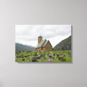 ノルウェーのキャンバスに墓地を持つ教会を建てる キャンバスプリント (正面)