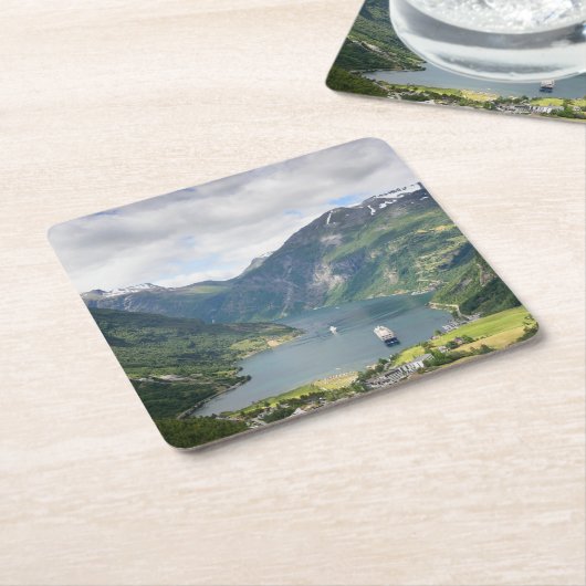 ノルウェーのコースターのGeirangerfjordの眺め スクエアペーパーコースター (アングル)