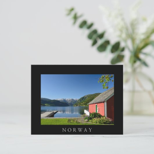 ノルウェーのフィヨルドとボートハウスの黒いはがき ポストカード (スタンド正面)
