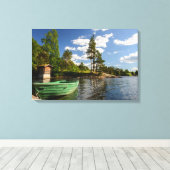 ノルウェーのフィヨルドに浮かぶ緑のボート キャンバスプリント (インサイチュ (ウッドフロア))