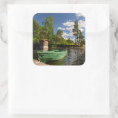 ノルウェーのフィヨルドに浮かぶ緑のボート スクエアシール (バッグ)