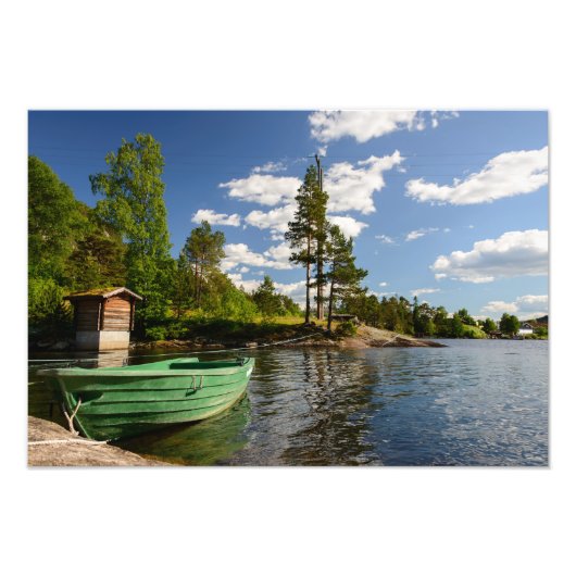 ノルウェーのフィヨルドに浮かぶ緑のボート フォトプリント            (正面)