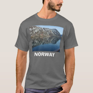 ノルウェーのフィヨルドの反射 Tシャツ