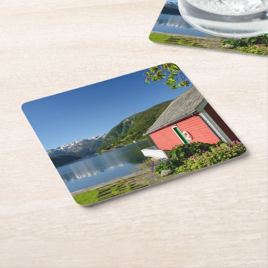 ノルウェーのフィヨルドの眺めおよびボートハウスのコースター スクエアペーパーコースター (アングル)