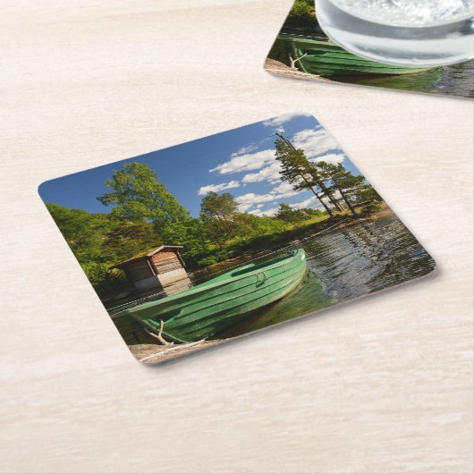 ノルウェーのフィヨルドの緑のボート スクエアペーパーコースター (アングル)