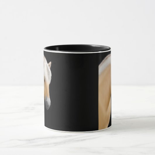 ノルウェーのフィヨルドの馬のマグ マグカップ (中央)