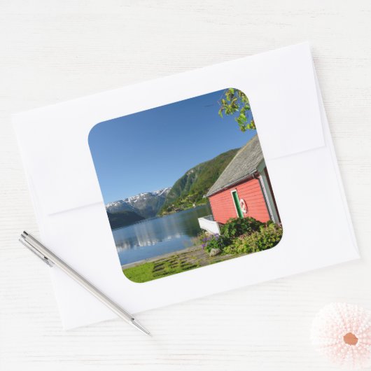 ノルウェーのフィヨルドビューとボートハウスステッカー スクエアシール (封筒)