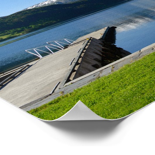 ノルウェーのフィヨルドビューとボートハウス ポスター (角)