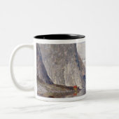 ノルウェーのフィヨルド(キャンバスの油)の船遊び ツートーンマグカップ (左)