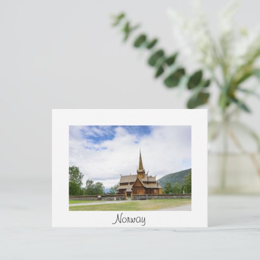 ノルウェーのロムにあるステーブ教会の白い文字のはがき ポストカード (スタンド正面)