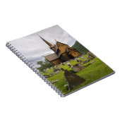 ノルウェーの墓地が付いている横木教会 ノートブック (右側)