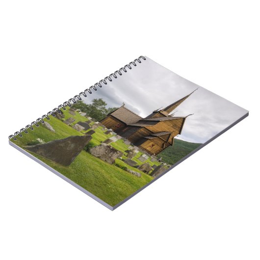 ノルウェーの墓地が付いている横木教会 ノートブック (左側)