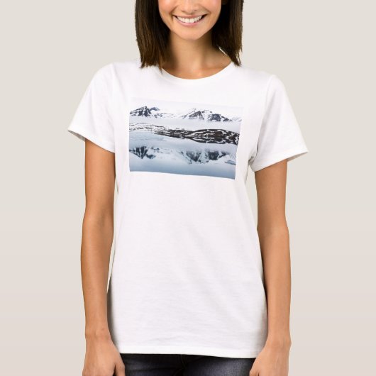 ノルウェーの山の反射 Tシャツ (正面)