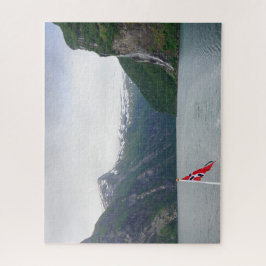ノルウェーの旗のジグソーパズルが付いているGeirangerのフィヨルド ジグソーパズル