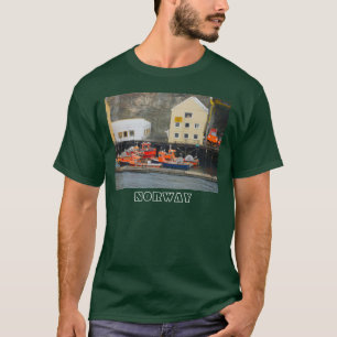 ノルウェーの沿岸の漁船 Tシャツ