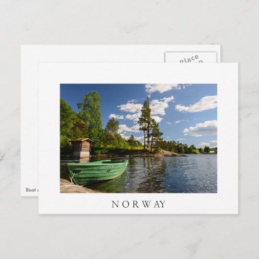 ノルウェーの白い葉書にフィヨルドで緑のボート ポストカード (正面/裏面)
