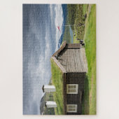 ノルウェーの荒野の芝地の屋根の丸太小屋 ジグソーパズル (縦)