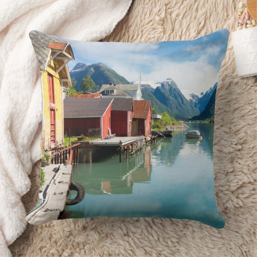 ノルウェーのFjaerlandsfjordのフィヨルドの景色 クッション (ブランケット)