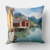 ノルウェーのFjaerlandsfjordのフィヨルドの景色 クッション (裏面)