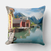 ノルウェーのFjaerlandsfjordのフィヨルドの景色 クッション (正面)