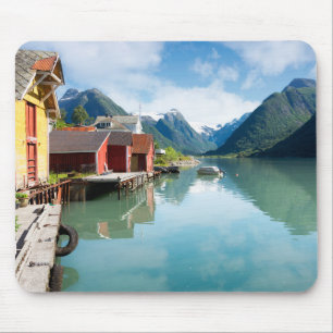 ノルウェーのFjaerlandsfjordのフィヨルドの景色 マウスパッド