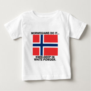 ノルウェー人は白い粉の中に膝まで浸かってそれをやる ベビーTシャツ