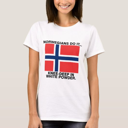 ノルウェー人は白い粉を膝まで被ってやってる Tシャツ (正面)