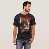 ノルウェー国旗の前のノルウェーの森の猫 Tシャツ (正面フル)
