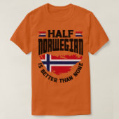 ノルウェー国旗ハーフ・ノルウェーは無おもしろいより良い Tシャツ (デザイン正面)