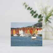 ノルウェー色彩の鮮やか、ウォーターフロントの家 ポストカード (スタンド正面)