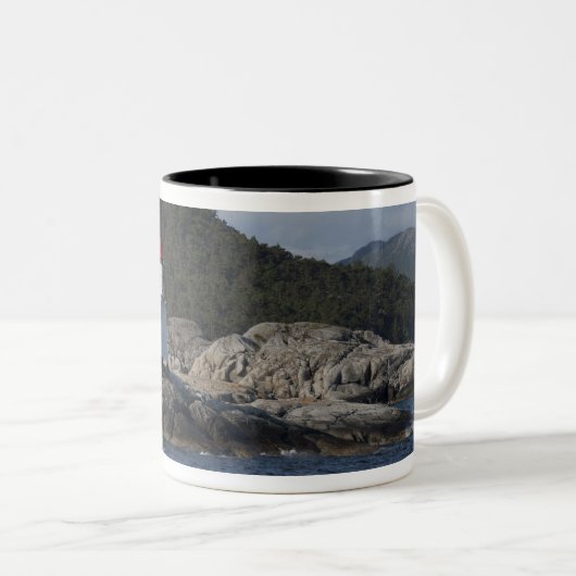 ノルウェー、スタバンガー。リセフィヨルド沿いの景色 ツートーンマグカップ (正面右)
