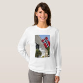 ノルウェー、スタバンガー。歴史的な繁華街の風景。 Tシャツ (正面フル)