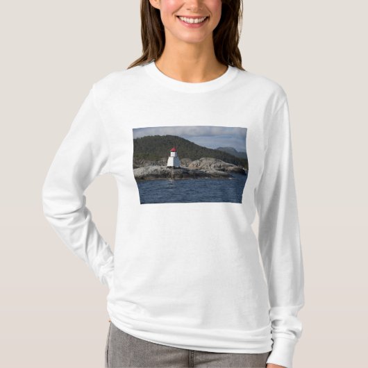 ノルウェー、スタヴァンゲル。リュセフィヨルドの風景 Tシャツ (正面)