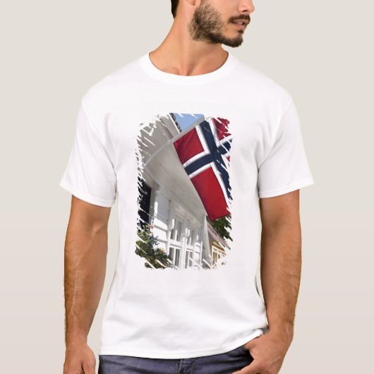 ノルウェー、スタヴァンゲル。歴史的なダウンタウンの景色 Tシャツ (正面)