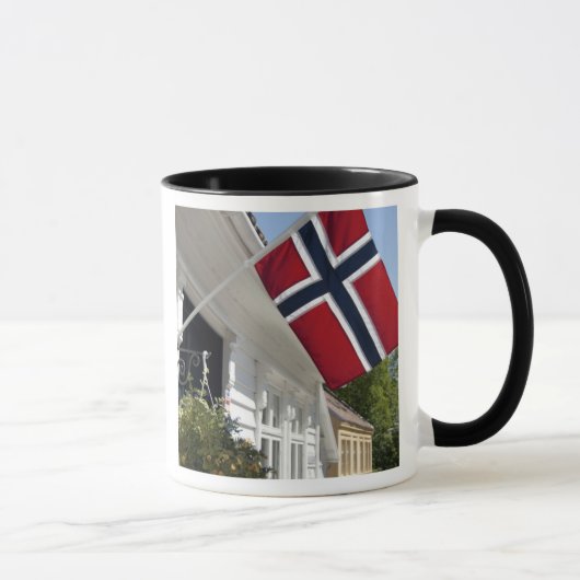 ノルウェー、スタヴァンゲル。歴史的な市街中心部の景色 マグカップ (右)