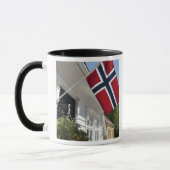 ノルウェー、スタヴァンゲル。歴史的な市街中心部の景色 マグカップ (左)