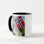 ノルウェー、スタヴァンゲル。歴史的な市街中心部の景色 マグカップ (正面左)