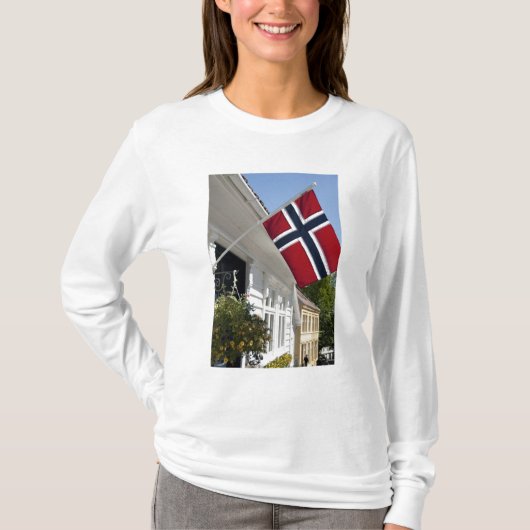 ノルウェー、スタヴァンゲル。歴史的な市街中心部の景色 Tシャツ (正面)