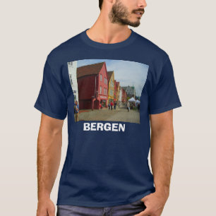 ノルウェー、ベルゲンの伝統的で色彩の鮮やかな建物 Tシャツ